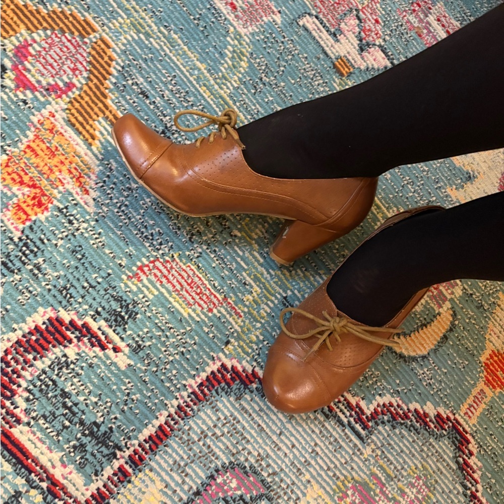 Vintage Oxford style lace up heels - Picture 4 of 13